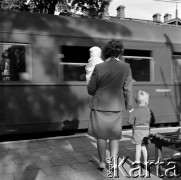Lata 60., Warszawa, Polska.
Stacja PKP Warszawa Targówek, n/z kobieta z dziećmi na peronie.
Fot. Marek Zürn, zbiory Fundacji Ośrodka KARTA