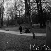 Lata 60., Warszawa, Polska.
Park na Targówku.
Fot. Marek Zürn, zbiory Fundacji Ośrodka KARTA