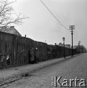 Lata 60., Warszawa, Polska.
Ulica na Targówku, n/z starsze kobiety podczas rozmowy.
Fot. Marek Zürn, zbiory Fundacji Ośrodka KARTA