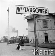 Lata 60., Warszawa, Polska.
Stacja PKP Warszawa Targówek, n/z podróżny śpiący na ławce.
Fot. Marek Zürn, zbiory Fundacji Ośrodka KARTA