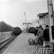Lata 60., Warszawa, Polska.
Stacja PKP Warszawa Targówek, n/z podróżni na peronie.
Fot. Marek Zürn, zbiory Fundacji Ośrodka KARTA