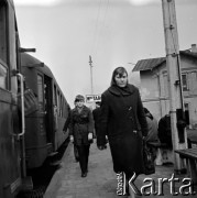Lata 60., Warszawa, Polska.
Stacja PKP Warszawa Targówek, n/z podróżni na peronie.
Fot. Marek Zürn, zbiory Fundacji Ośrodka KARTA