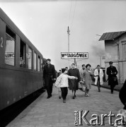 Lata 60., Warszawa, Polska.
Stacja PKP Warszawa Targówek, n/z podróżni na peronie.
Fot. Marek Zürn, zbiory Fundacji Ośrodka KARTA