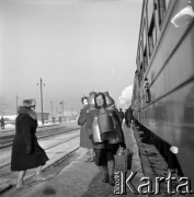 Lata 60., Warszawa, Polska.
Dworzec Gdański, n/z kobieta z bańkami na mleko.
Fot. Marek Zürn, zbiory Fundacji Ośrodka KARTA
