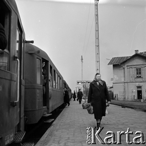 Lata 60., Warszawa, Polska.
Stacja PKP Warszawa Targówek, n/z podróżni na peronie.
Fot. Marek Zürn, zbiory Fundacji Ośrodka KARTA