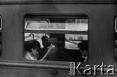1964, Warszawa, Polska.
Dworzec Gdański, n/z pasażerowie w pociągu.
Fot. Marek Zürn, zbiory Fundacji Ośrodka KARTA