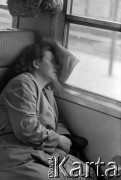 1964, Warszawa, Polska.
Dworzec Gdański, n/z pasażerka drzemie w pociągu.
Fot. Marek Zürn, zbiory Fundacji Ośrodka KARTA