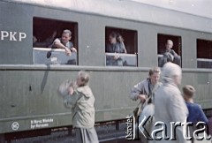 1958, Warszawa, Polska.
Dworzec Gdański, n/z harcerze wyruszają w podróż.
Fot. Marek Zürn, zbiory Fundacji Ośrodka KARTA