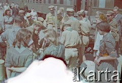 1958, Warszawa, Polska.
Dworzec Gdański, n/z harcerze na peronie przed załadunkiem do pociągu.
Fot. Marek Zürn, zbiory Fundacji Ośrodka KARTA