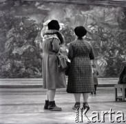 Lata 60., Warszawa, Polska.
Muzeum Narodowe, n/z zwiedzający oglądają obraz Jana Matejki 