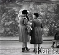 Lata 60., Warszawa, Polska.
Muzeum Narodowe, n/z zwiedzający oglądają obraz Jana Matejki 