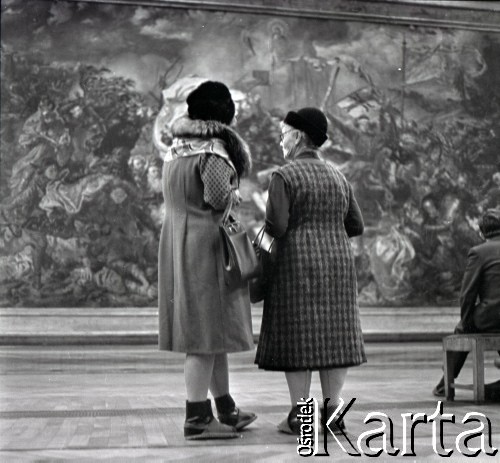 Lata 60., Warszawa, Polska.
Muzeum Narodowe, n/z zwiedzający oglądają obraz Jana Matejki 