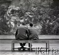 Lata 60., Warszawa, Polska.
Muzeum Narodowe, n/z zwiedzający oglądają obraz Jana Matejki 