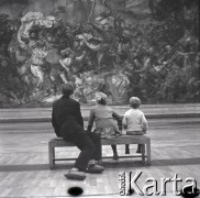 Lata 60., Warszawa, Polska.
Muzeum Narodowe, n/z zwiedzający oglądają obraz Jana Matejki 