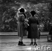 Lata 60., Warszawa, Polska.
Muzeum Narodowe, n/z zwiedzający oglądają obraz Jana Matejki 
