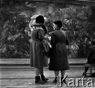 Lata 60., Warszawa, Polska.
Muzeum Narodowe, n/z zwiedzający oglądają obraz Jana Matejki 