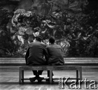 Lata 60., Warszawa, Polska.
Muzeum Narodowe, n/z zwiedzający oglądają obraz Jana Matejki 
