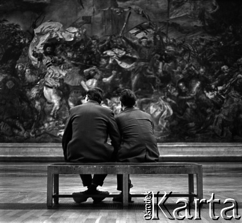 Lata 60., Warszawa, Polska.
Muzeum Narodowe, n/z zwiedzający oglądają obraz Jana Matejki 