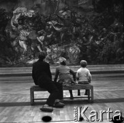Lata 60., Warszawa, Polska.
Muzeum Narodowe, n/z zwiedzający oglądają obraz Jana Matejki 