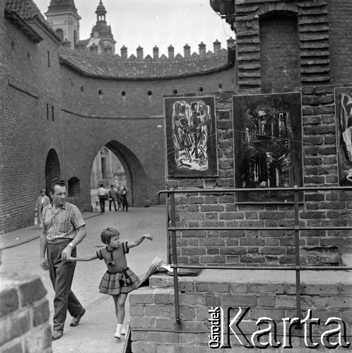 Lata 60., Warszawa, Polska.
Sprzedaż obrazów na Barbakanie.
Fot. Marek Zürn, zbiory Fundacji Ośrodka KARTA