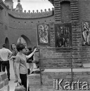 Lata 60., Warszawa, Polska.
Sprzedaż obrazów na Barbakanie.
Fot. Marek Zürn, zbiory Fundacji Ośrodka KARTA