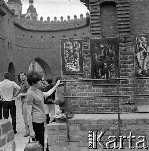 Lata 60., Warszawa, Polska.
Sprzedaż obrazów na Barbakanie.
Fot. Marek Zürn, zbiory Fundacji Ośrodka KARTA
