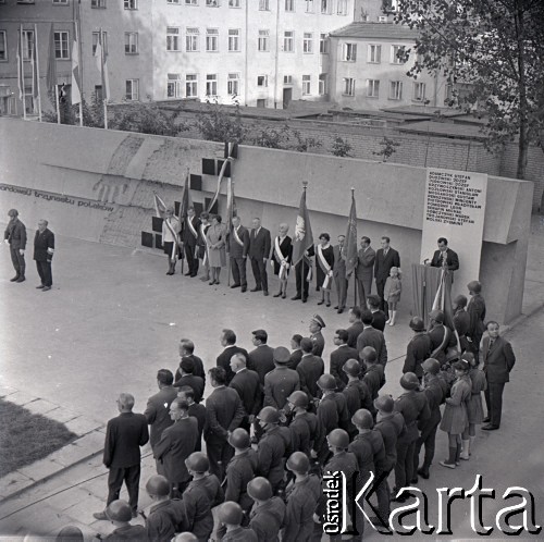 09.1969, Płock, Polska.
Uroczystość odsłonięcia Pomnika 13 Straconych, upamiętniającego członków ruchu oporu straconych w tym miejscu przez hitlerowców w 1942 roku.
Fot. Marek Zürn, zbiory Fundacji Ośrodka KARTA