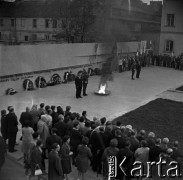 09.1969, Płock, Polska.
Uroczystość odsłonięcia Pomnika 13 Straconych, upamiętniającego członków ruchu oporu straconych w tym miejscu przez hitlerowców w 1942 roku.
Fot. Marek Zürn, zbiory Fundacji Ośrodka KARTA