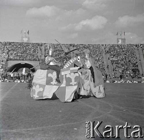 04.09.1966, Warszawa, Polska.
Centralne Dożynki (Dożynki Tysiąclecia) na stadionie X-lecia, n/z inscenizacja walki rycerzy.
Fot. Marek Zürn, zbiory Fundacji Ośrodka KARTA