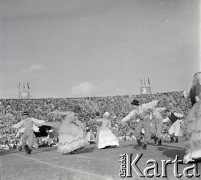 04.09.1966, Warszawa, Polska.
Centralne Dożynki (Dożynki Tysiąclecia) na stadionie X-lecia, n/z występy zespołów ludowych.
Fot. Marek Zürn, zbiory Fundacji Ośrodka KARTA