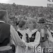 04.09.1966, Warszawa, Polska.
Centralne Dożynki (Dożynki Tysiąclecia) na stadionie X-lecia, n/z występy zespołów ludowych.
Fot. Marek Zürn, zbiory Fundacji Ośrodka KARTA