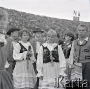 04.09.1966, Warszawa, Polska.
Centralne Dożynki (Dożynki Tysiąclecia) na stadionie X-lecia, n/z występy zespołów ludowych.
Fot. Marek Zürn, zbiory Fundacji Ośrodka KARTA