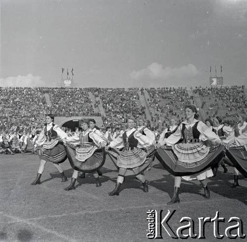 04.09.1966, Warszawa, Polska.
Centralne Dożynki (Dożynki Tysiąclecia) na stadionie X-lecia, n/z występy zespołów ludowych.
Fot. Marek Zürn, zbiory Fundacji Ośrodka KARTA