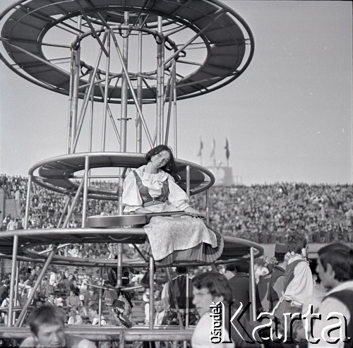 04.09.1966, Warszawa, Polska.
Centralne Dożynki (Dożynki Tysiąclecia) na stadionie X-lecia, n/z występy zespołów ludowych.
Fot. Marek Zürn, zbiory Fundacji Ośrodka KARTA