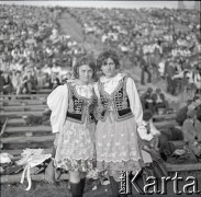 04.09.1966, Warszawa, Polska.
Centralne Dożynki (Dożynki Tysiąclecia) na stadionie X-lecia, n/z występy zespołów ludowych.
Fot. Marek Zürn, zbiory Fundacji Ośrodka KARTA