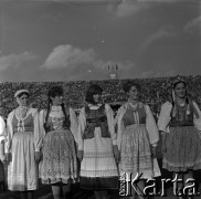 04.09.1966, Warszawa, Polska.
Centralne Dożynki (Dożynki Tysiąclecia) na stadionie X-lecia, n/z występy zespołów ludowych.
Fot. Marek Zürn, zbiory Fundacji Ośrodka KARTA