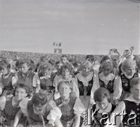04.09.1966, Warszawa, Polska.
Centralne Dożynki (Dożynki Tysiąclecia) na stadionie X-lecia, n/z występy zespołów ludowych.
Fot. Marek Zürn, zbiory Fundacji Ośrodka KARTA