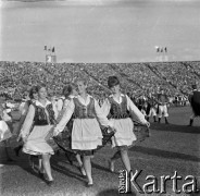 04.09.1966, Warszawa, Polska.
Centralne Dożynki (Dożynki Tysiąclecia) na stadionie X-lecia, n/z występy zespołów ludowych.
Fot. Marek Zürn, zbiory Fundacji Ośrodka KARTA