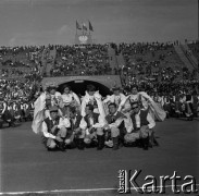 04.09.1966, Warszawa, Polska.
Centralne Dożynki (Dożynki Tysiąclecia) na stadionie X-lecia, n/z występy zespołów ludowych.
Fot. Marek Zürn, zbiory Fundacji Ośrodka KARTA