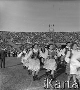 04.09.1966, Warszawa, Polska.
Centralne Dożynki (Dożynki Tysiąclecia) na stadionie X-lecia, n/z występy zespołów ludowych.
Fot. Marek Zürn, zbiory Fundacji Ośrodka KARTA