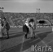 04.09.1966, Warszawa, Polska.
Centralne Dożynki (Dożynki Tysiąclecia) na stadionie X-lecia, n/z występy zespołów ludowych.
Fot. Marek Zürn, zbiory Fundacji Ośrodka KARTA