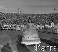04.09.1966, Warszawa, Polska.
Centralne Dożynki (Dożynki Tysiąclecia) na stadionie X-lecia, n/z występy zespołów ludowych.
Fot. Marek Zürn, zbiory Fundacji Ośrodka KARTA