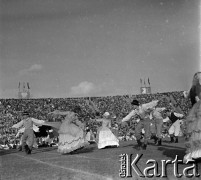 04.09.1966, Warszawa, Polska.
Centralne Dożynki (Dożynki Tysiąclecia) na stadionie X-lecia, n/z występy zespołów ludowych.
Fot. Marek Zürn, zbiory Fundacji Ośrodka KARTA