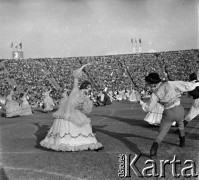04.09.1966, Warszawa, Polska.
Centralne Dożynki (Dożynki Tysiąclecia) na stadionie X-lecia, n/z występy zespołów ludowych.
Fot. Marek Zürn, zbiory Fundacji Ośrodka KARTA