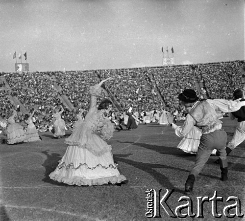 04.09.1966, Warszawa, Polska.
Centralne Dożynki (Dożynki Tysiąclecia) na stadionie X-lecia, n/z występy zespołów ludowych.
Fot. Marek Zürn, zbiory Fundacji Ośrodka KARTA
