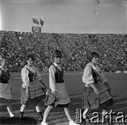 04.09.1966, Warszawa, Polska.
Centralne Dożynki (Dożynki Tysiąclecia) na stadionie X-lecia, n/z występy zespołów ludowych.
Fot. Marek Zürn, zbiory Fundacji Ośrodka KARTA