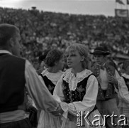 04.09.1966, Warszawa, Polska.
Centralne Dożynki (Dożynki Tysiąclecia) na stadionie X-lecia, n/z występy zespołów ludowych.
Fot. Marek Zürn, zbiory Fundacji Ośrodka KARTA