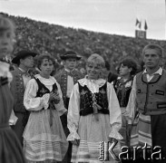 04.09.1966, Warszawa, Polska.
Centralne Dożynki (Dożynki Tysiąclecia) na stadionie X-lecia, n/z występy zespołów ludowych.
Fot. Marek Zürn, zbiory Fundacji Ośrodka KARTA