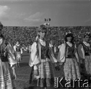 04.09.1966, Warszawa, Polska.
Centralne Dożynki (Dożynki Tysiąclecia) na stadionie X-lecia, n/z występy zespołów ludowych.
Fot. Marek Zürn, zbiory Fundacji Ośrodka KARTA