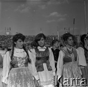 04.09.1966, Warszawa, Polska.
Centralne Dożynki (Dożynki Tysiąclecia) na stadionie X-lecia, n/z występy zespołów ludowych.
Fot. Marek Zürn, zbiory Fundacji Ośrodka KARTA